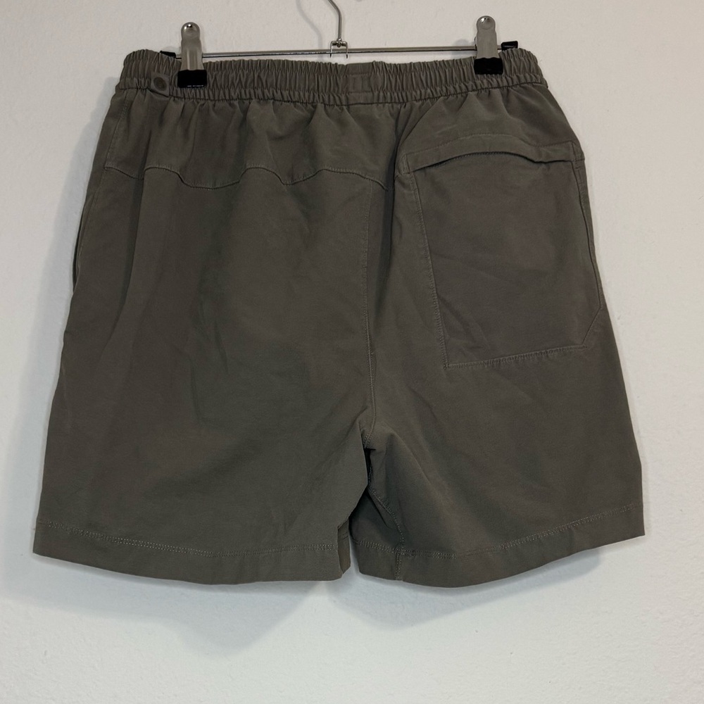 lululemon athletica Men's Green Athletic Shorts - Picture 2 of 3